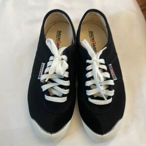 BACKYARD FOOTWEAR BASIC SHOE.  BLACK/WHITE.  NEW IN BOX
